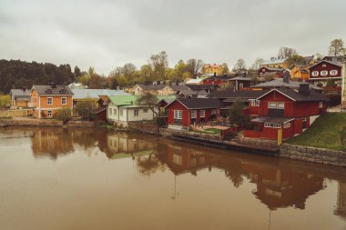 Porvoo, Finlandiya - Mayıs 2019: Ortaçağ köyünün arnavut kaldırımlı sokakları. nehir ve eski pas-kırmızı depoların doğal satır