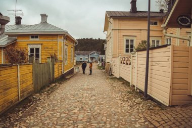 Porvoo, Finlandiya - Mayıs 2019: Ortaçağ köyünün arnavut kaldırımlı sokakları. nehir ve eski pas-kırmızı depoların doğal satır