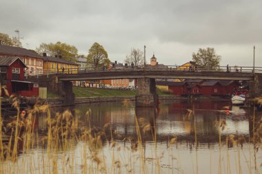 Porvoo, Finlandiya - Mayıs 2019: Ortaçağ köyünün arnavut kaldırımlı sokakları. nehir ve eski pas-kırmızı depoların doğal satır