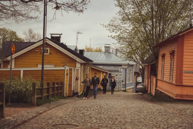 Porvoo, Finlandiya - Mayıs 2019: Ortaçağ köyünün arnavut kaldırımlı sokakları. nehir ve eski pas-kırmızı depoların doğal satır
