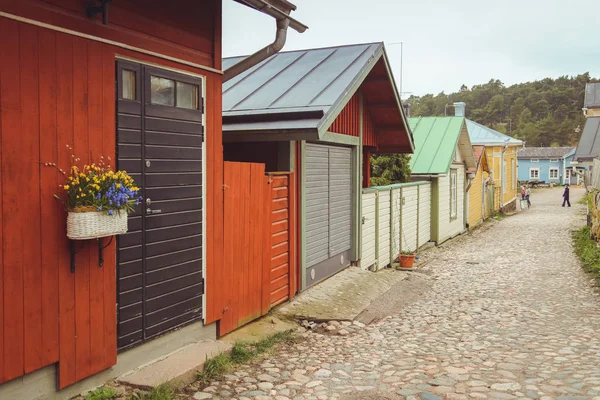Porvoo, Finlandiya - Mayıs 2019: Ortaçağ köyünün arnavut kaldırımlı sokakları. nehir ve eski pas-kırmızı depoların doğal satır