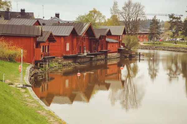 Porvoo, Finlandiya - Mayıs 2019: Ortaçağ köyünün arnavut kaldırımlı sokakları. nehir ve eski pas-kırmızı depoların doğal satır