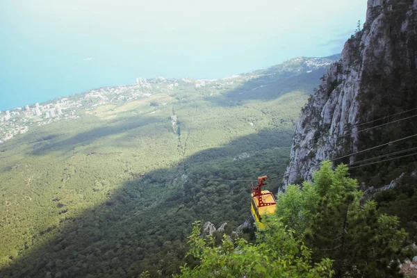 Die schöne Aussicht auf den Berg ai-Petri. die Berge und das Meer der Krim. Gebirgs- und Meereslandschaft — Stockfoto