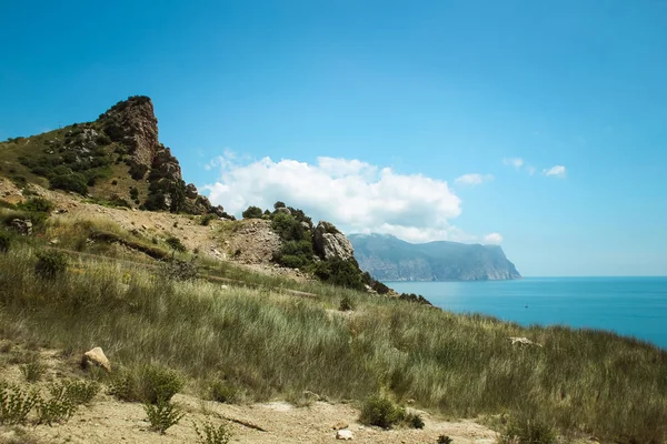 Balaklava dağının güzel manzarası. Dağlar ve Kırım denizi. Dağ ve deniz manzarası