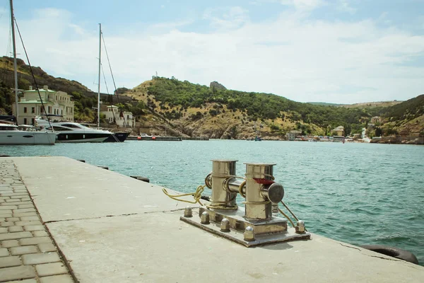 Demirleme bollard, Bay limanda demirleme halatı ile iç içe