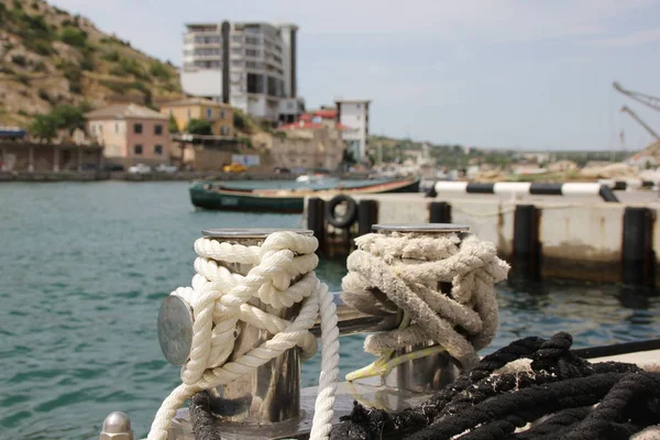 Demirleme bollard, Bay limanda demirleme halatı ile iç içe