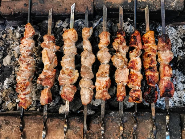 Bifes de carne na grelha com chamas — Fotografia de Stock