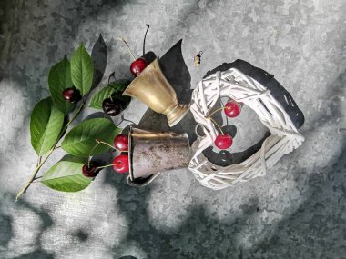 Bir kiraz ile kalp ve bakır cam romantik görüntü