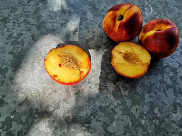 Frische süße Gruppe von Pfirsichen auf dunklem Hintergrund im Garten — Stockfoto