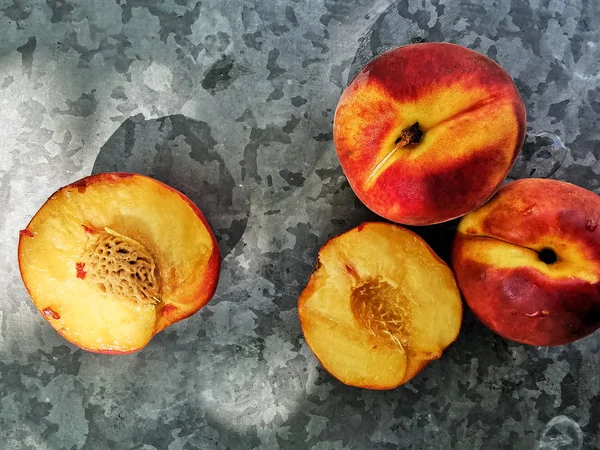 Verse zoete groep perziken op donkere achtergrond in de tuin — Stockfoto