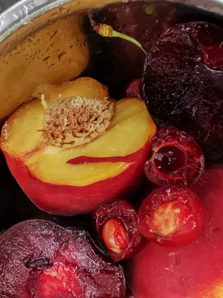 Frutas e frutos frescos maduros do verão, pêssegos, damascos, cereja e ameixa em um prato redondo na mesa — Fotografia de Stock
