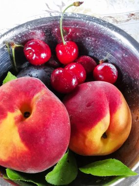 Bir kiraz ile kalp ve bakır cam romantik görüntü