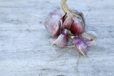 Vintage masa üzerinde taze sarımsak, sarımsak ampul, ahşap kase sarımsak karanfil,