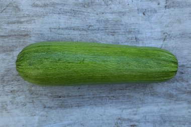 Ahşap masada salatalık ile taze kabak yakın çekim