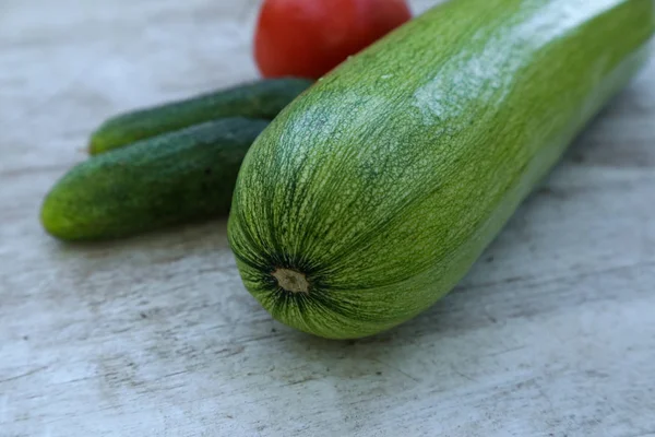 Frische Zucchini mit Gurken auf Holztisch aus nächster Nähe — Stockfoto