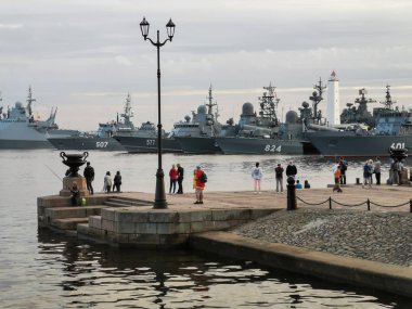 Kronstadt, Rusça - 23 Temmuz 2019: Rıhtımdaki insanlar yürüyüp donanmanın gemilerine bakın