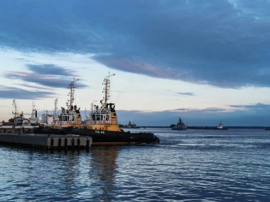Kronstadt, Rusya - 23 Temmuz 2019: Kronstadt körfezinde Rusya donanmasının savaş gemilerinin görünümü