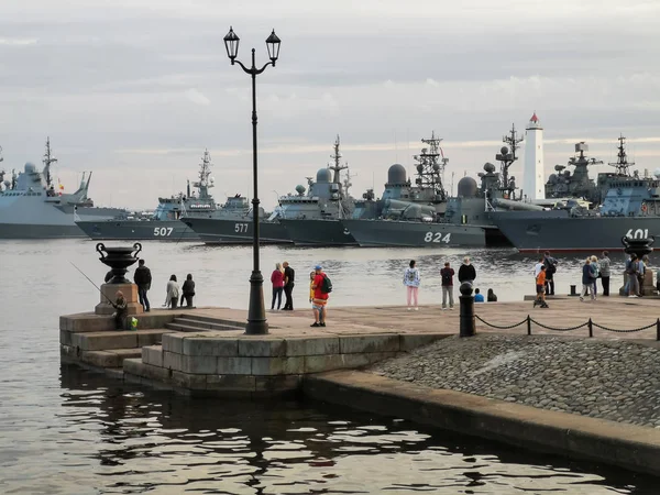Kronstadt, Rusça - 23 Temmuz 2019: Rıhtımdaki insanlar yürüyüp donanmanın gemilerine bakın