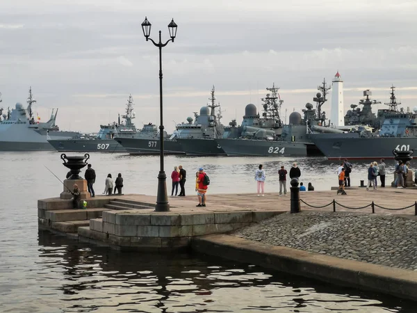Κρόνσταντ, Ρωσική-23 Ιουλίου, 2019: άνθρωποι στην προκυμαία και κοιτάξτε τα πλοία του Ναυτικού Φωτογραφία Αρχείου