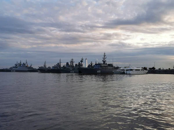 Kronstadt, Rusko-23. července 2019: pohled na válečné lodi ruského námořnictva v zátoce Kronstadt — Stock fotografie