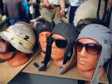 Saint-Petersburg, Rusya - 22 Temmuz 2019: Flea pazarında, bir mankenüzerinde havacılık kask ve kap Sovyet kez devrim ve güneş gözlüğü
