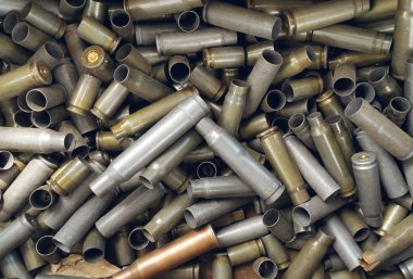 Saint-Petersburg, Rusya - 22 Ağustos 2019: bit pazarında eski kullanılmış av tüfeği mermileri satılıyor. eski kartuşların arka planı