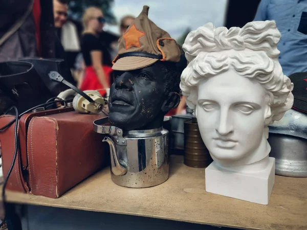 Saint-Petersburg, Rusya - 22 Ağustos 2019: Cap Sovyet kez devrimi bir manken ve Bit pazarında Apollo alçı baş