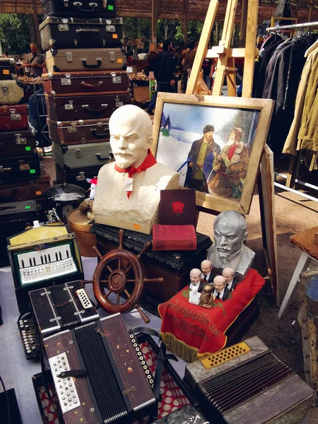 Saint-Petersburg, Rusya - 22 Ağustos 2019: Lenin büstü, Lenin'in resmi ve bir sürü eski bavul bit pazarında satılıyor