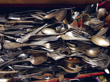 Saint-Petersburg, Rusya - 22 Ağustos 2019: bit pazarında satılan eski vintage gümüş ve cupronickel kaşık
