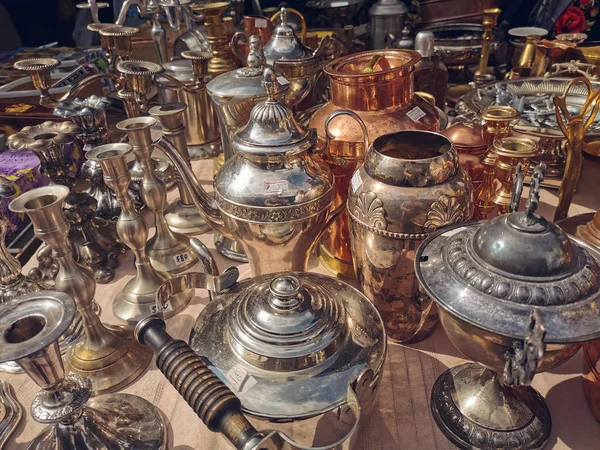 Saint-Petersburg, Rusya - 22 Temmuz 2019: Antikacıda asılı vintage bakır lamba ve mumluk