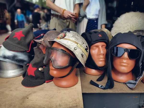 Saint-Petersburg, Rusya - 22 Temmuz 2019: Flea pazarında, bir mankenüzerinde havacılık kask ve kap Sovyet kez devrim ve güneş gözlüğü