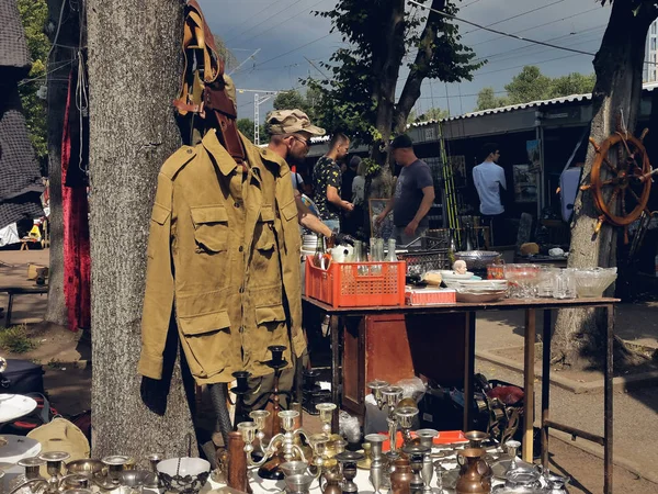 Saint-Petersburg, Rusya - 22 Ağustos 2019: eski askeri üniforma İkinci Dünya Savaşı kez ve birçok eski retro ürün bit pazarında satılmaktadır.