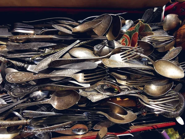 Saint-Petersburg, Rusya - 22 Ağustos 2019: bit pazarında satılan eski vintage gümüş ve cupronickel kaşık