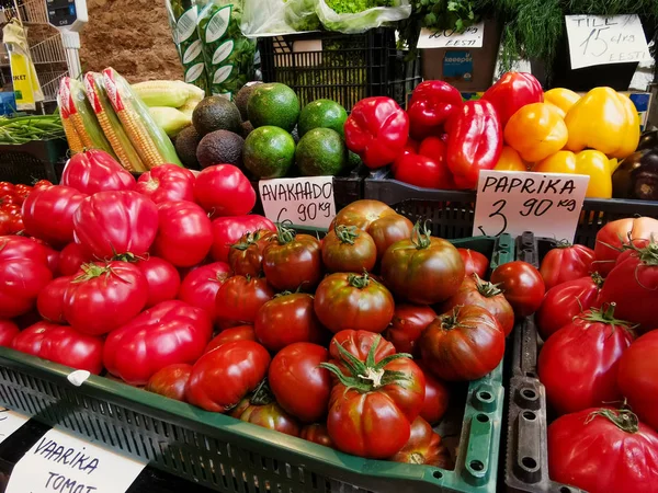 Tallinn, Estonya-Ağustos 2019, sebze pazarı. domates, renkli sebze çeşitleri