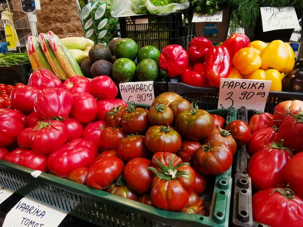 Ταλίν, Εσθονία-2019 Αυγούστου, αγορά λαχανικών. ντομάτες, ποικιλία από χρωματιστά λαχανικά Εικόνα Αρχείου