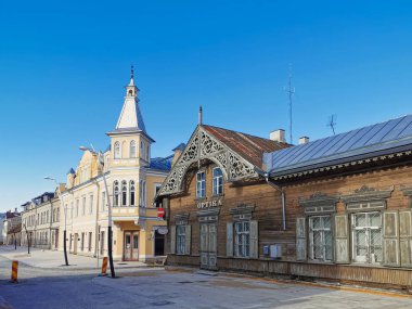 St. Trinity Kilisesi ve Rakvere eski şehir, Estonya. Yeşil yaz zamanı. İnsanlar olmadan güzel şehir manzarası