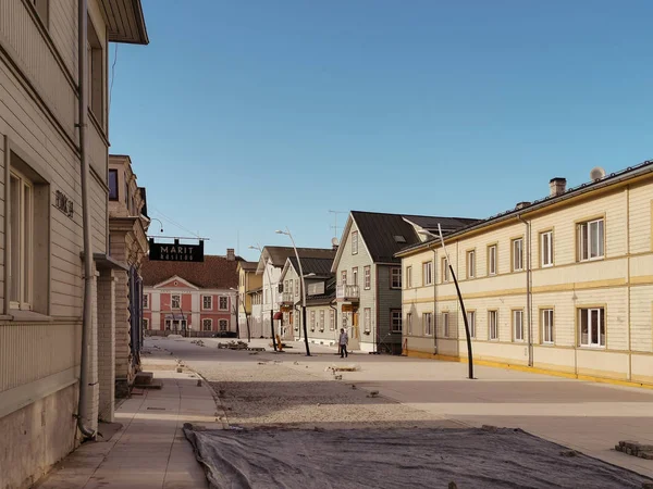 St. Trinity Kilisesi ve Rakvere eski şehir, Estonya. Yeşil yaz zamanı. İnsanlar olmadan güzel şehir manzarası