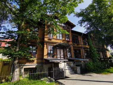 Tallinn, Estonya-Ağustos 2019, renkli ahşap eski evlerin güzel panoraması. Kalamaja ilçesi
