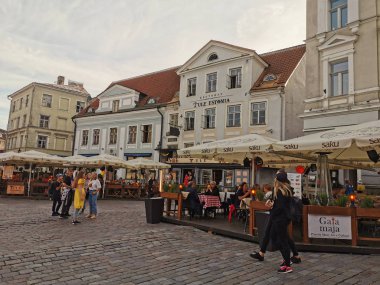 Tallinn, Esntonia - 09.09.2019: Tallinn eski şehrinin en iyi görünümü. Raekoja Meydanı
