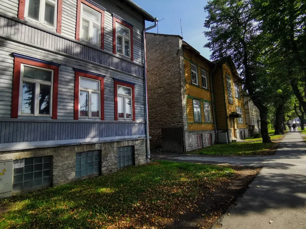 Tallinn, Estonya-Ağustos 2019, renkli ahşap eski evlerin güzel panoraması. Kalamaja ilçesi