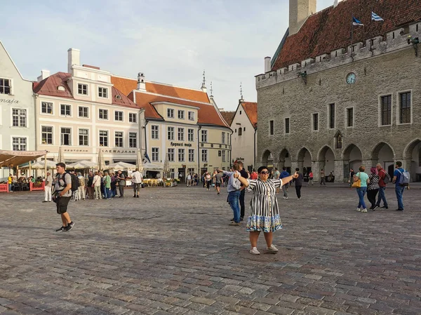 Tallinn, Esntonia - 09.09.2019: Tallinn eski şehrinin en iyi görünümü. Raekoja Meydanı