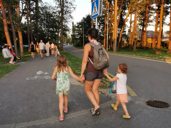 Tallinn, Esntonia - 09.2019: Anne sokakta çocukları alarak