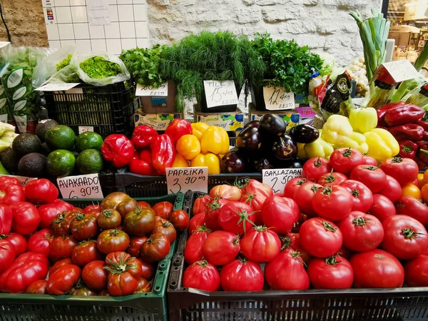 Ταλίν, Εσθονία-2019 Αυγούστου, αγορά λαχανικών. ντομάτες, ποικιλία από χρωματιστά λαχανικά Φωτογραφία Αρχείου