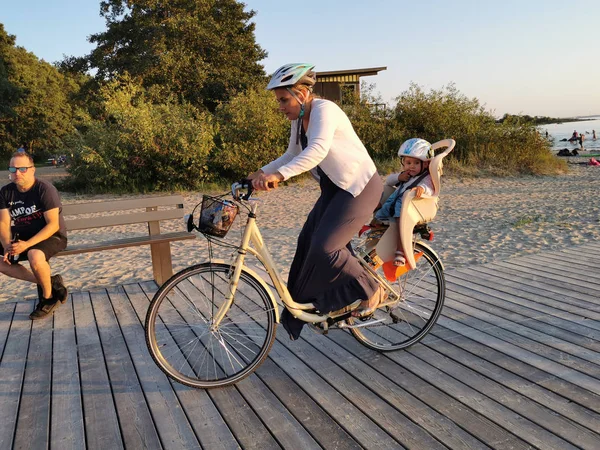 Ταλίν, Εσθονία-09,2019. σιλουέτες ενός ποδηλάτου κατά του ηλιοβασιλέματος στη θάλασσα. Ενήλικες και παιδιά Ποδηλασία Royalty Free Εικόνες Αρχείου