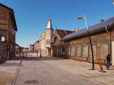 Tallinn, Esntonia - 09.09.2019: St. Trinity Kilisesi ve Eski Şehir Rakvere, Estonya. Yeşil yaz zamanı. İnsanlar olmadan güzel şehir manzarası