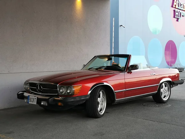 Tallinn, Esntonia - 09.09.2019: kırmızı vintage cabriomercedes, cabriolet, 70s, lüks kırmızı retro araba Mercedes-Benz parlak ve parlak