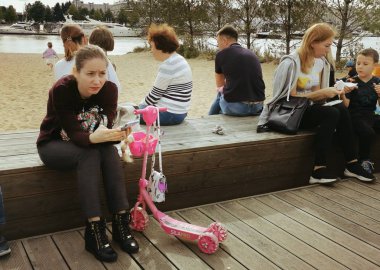 St. Petersburg, Rusya-01.09.2019: Oyun Parkı'nda sıcak bir yaz gününde oynayan çocuklarını bekleyen ebeveynler