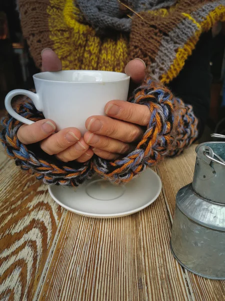 Güzel kadın elleri sıcak kahve beyaz bir fincan tutan. Sıcak kahve bir Fincan tutan bir Cozy sıcak örme kazak bir kız