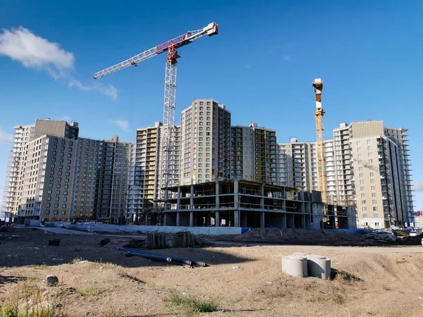 St. Petersburg, Rusya - 30 Ağustos 2019: St. Petersburg'daki Vasilievsky adasının alüvyon bölgelerinde modern konutlar