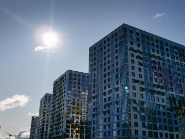St. Petersburg, Rusya - 30 Ağustos 2019: St. Petersburg'daki Vasilievsky adasının alüvyon bölgelerinde modern konutlar